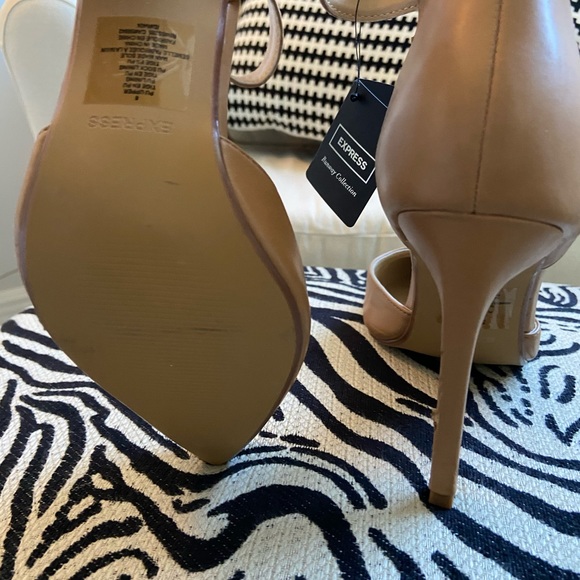 Tan Pointed Toe Zip Side Ankle Strap Pump 💛 - Picture 7 of 8